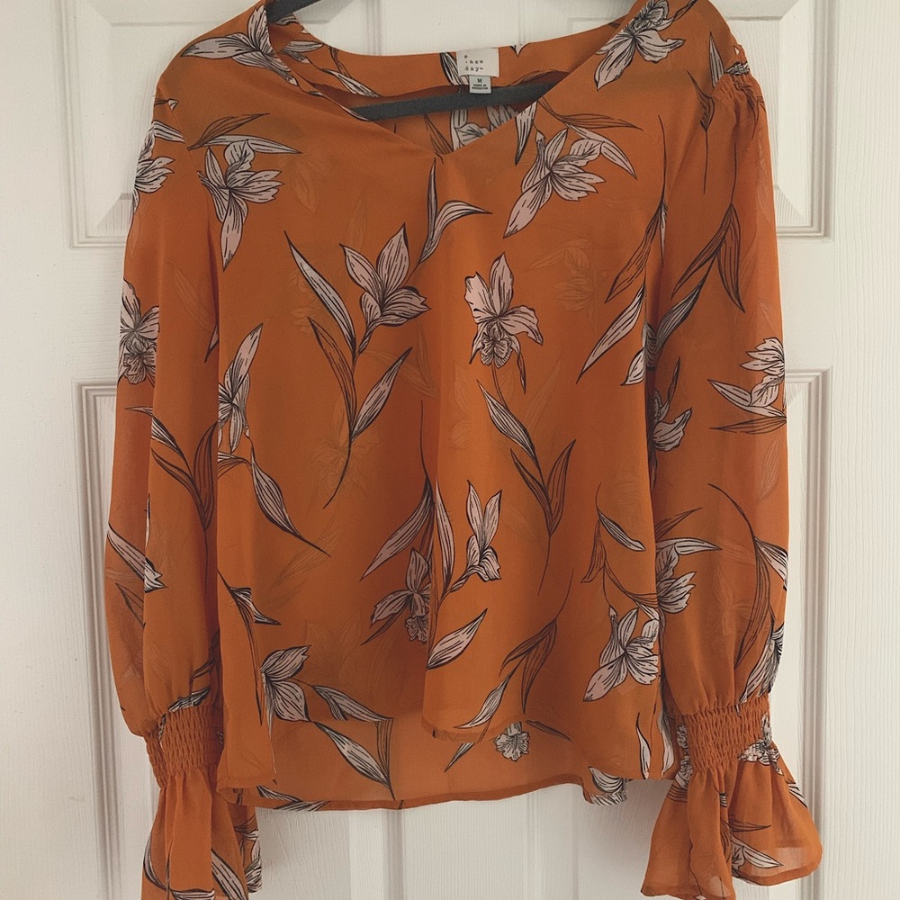 🌼 Yellow floral blouse
